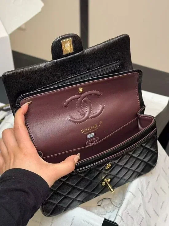 Classic CHANEL Bag: A Stylish and Versatile Choice for Elegance - Picture 4 of 6